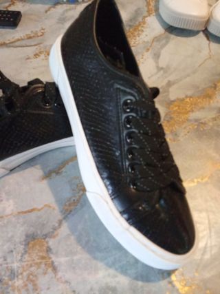 Zapatillas negras mujer usada una vez 