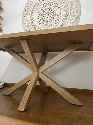 Mesa de comedor de madera