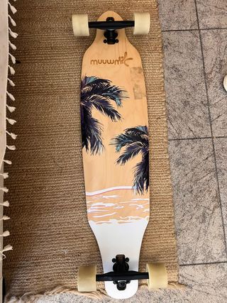 Longboard con diseño tropical