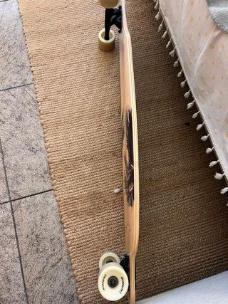 Longboard con diseño tropical