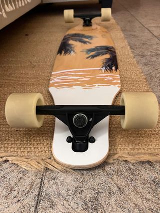 Longboard con diseño tropical