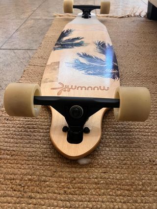Longboard con diseño tropical