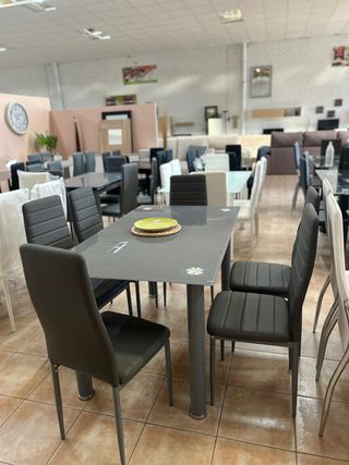 Mesa de comedor con 6 sillas grises - Nueva