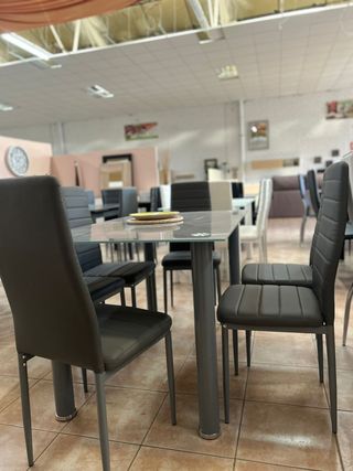 Mesa de comedor con 6 sillas grises - Nueva