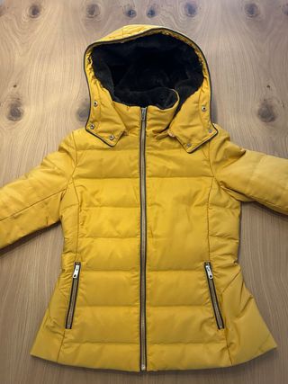 Abrigo plumífero amarillo con capucha