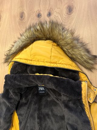 Abrigo plumífero amarillo con capucha
