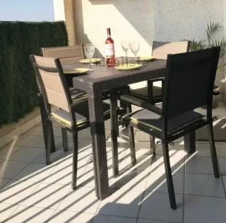 Mesa y 4 sillones de jardín
