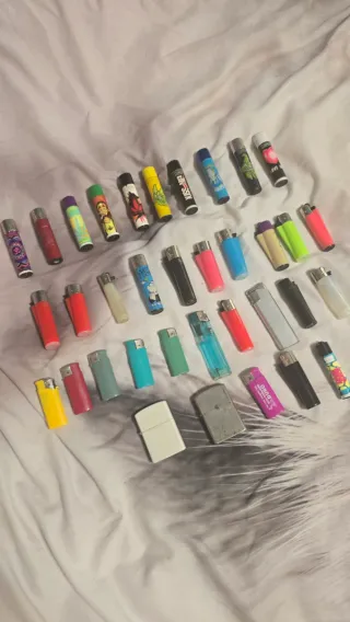 Set di 35 diversi accendini