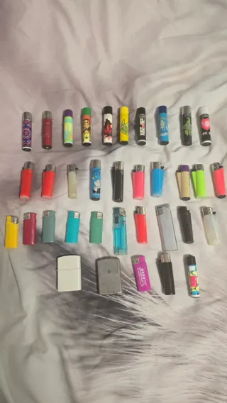 Set di 35 diversi accendini