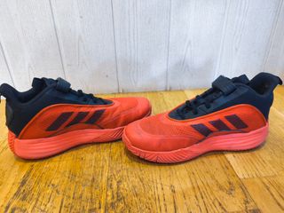 Bambes de bàsquet adidas.