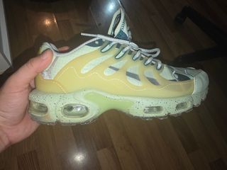 Zapatilla deportiva verde y multicolor