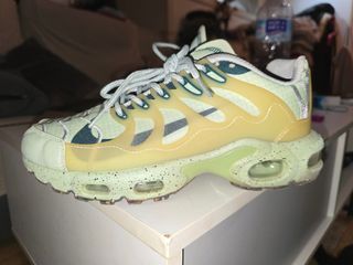 Zapatilla deportiva verde y multicolor