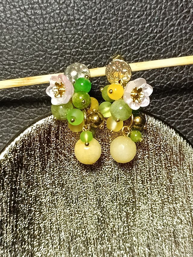 Orecchini fiori rosa, giada verde e gialla