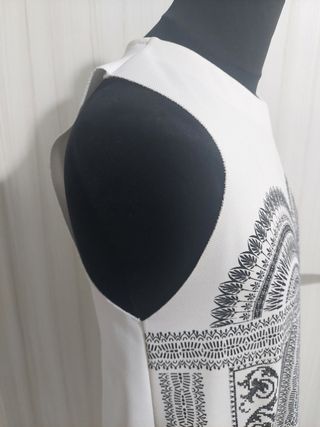 ZARA 
Abito bianco e nero fantasia geometrica