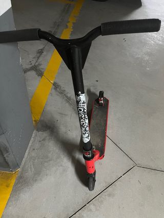 Patinete rojo y negro