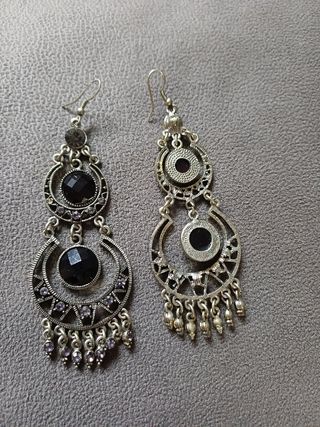 Pendientes largos plateados con piedras