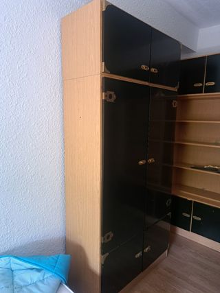 Mueble de habitación. Armario y estanterias. 