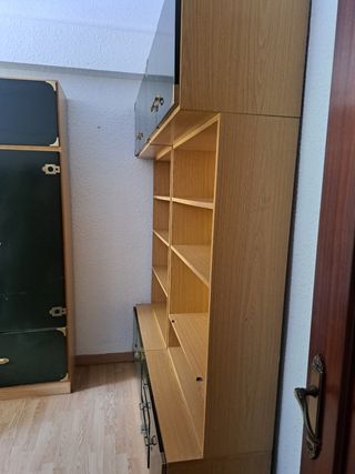 Mueble de habitación. Armario y estanterias. 