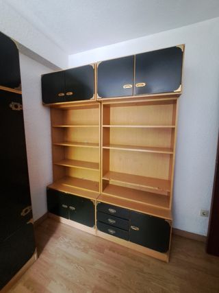 Mueble de habitación. Armario y estanterias. 