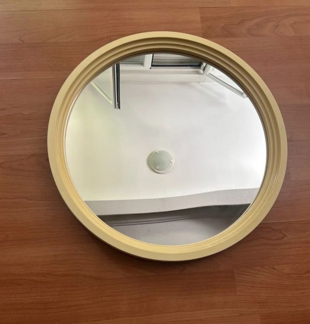 Espelho redondo com moldura bege