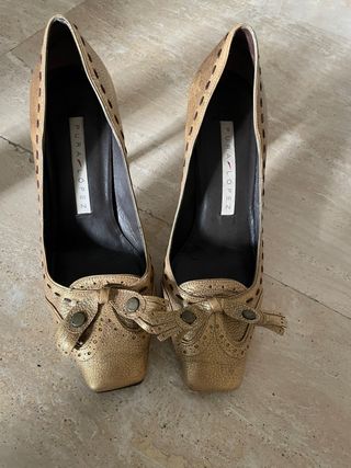 Zapatos de tacón Pura López dorados