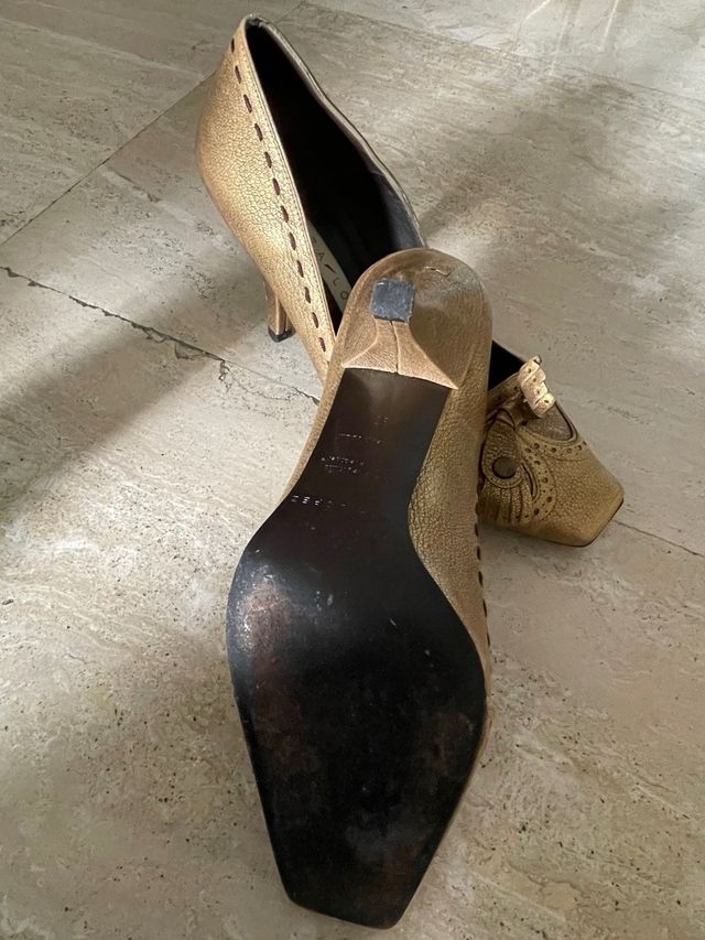 Zapatos de tacón Pura López dorados