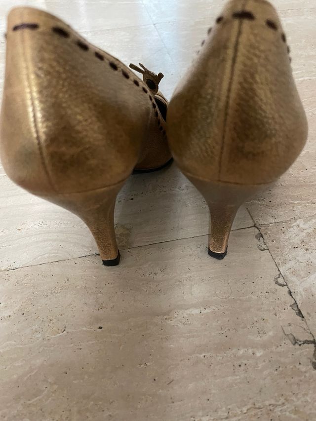 Zapatos de tacón Pura López dorados