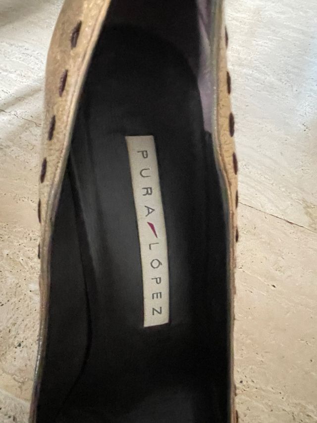 Zapatos de tacón Pura López dorados