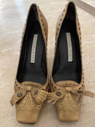 Zapatos de tacón Pura López dorados