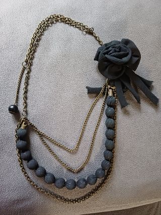 Collar con flor y cuentas