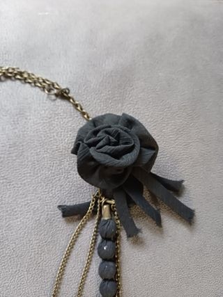 Collar con flor y cuentas