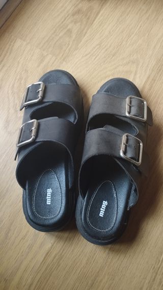 Sandalias Mustang negras con hebillas