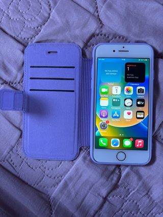 iPhone Blanco/Dorado con Funda Morada