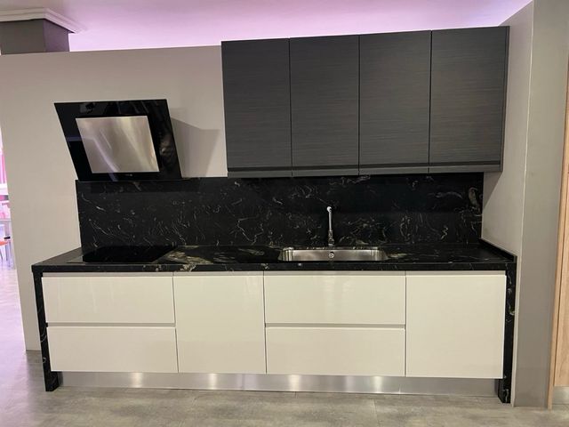 Cocina moderna blanca y negra