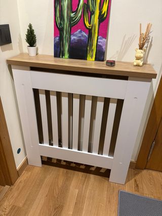 Cubre radiador madera y blanco