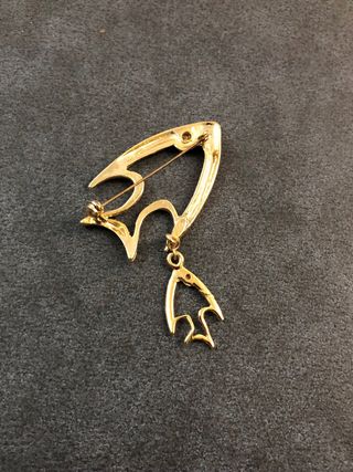 Broche vintage pez dorado con colgante