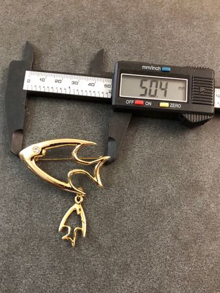 Broche vintage pez dorado con colgante