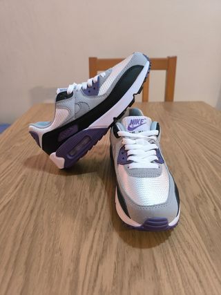 Zapatillas Nike Air Max grises y moradas