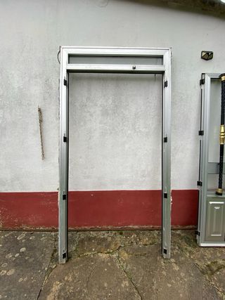Puerta de aluminio vivienda