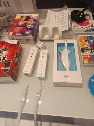 Nintendo Wii + 3 mandos + 5 juegos