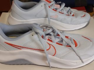 Zapatillas Nike Blancas y Naranjas