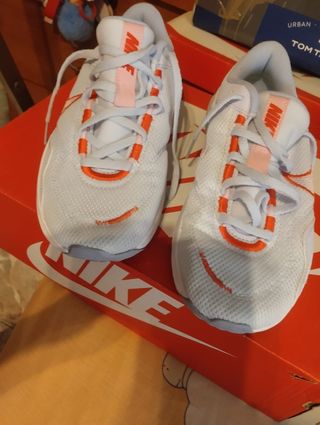 Zapatillas Nike Blancas y Naranjas