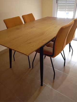 Mesa extensible y 4 sillas