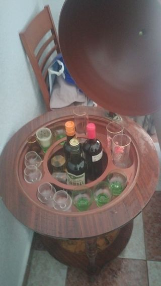 Botellero de madera y cristal