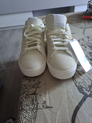 Zapatillas beige y blancas nuevas