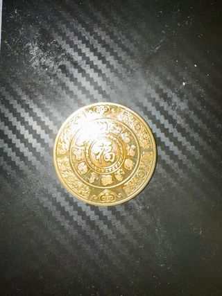 Moneda de oro con figura
