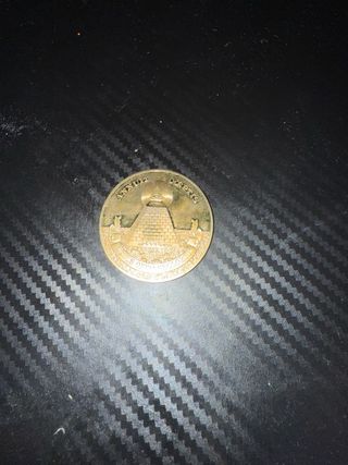 Moneda de oro con pirámide
