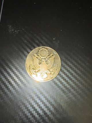 Moneda de oro con pirámide