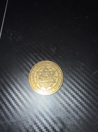 Moneda de oro con diseño faraónico