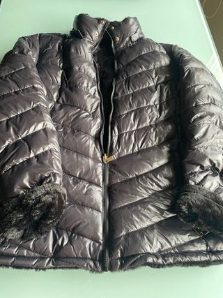 Chaqueta negra acolchada mujer